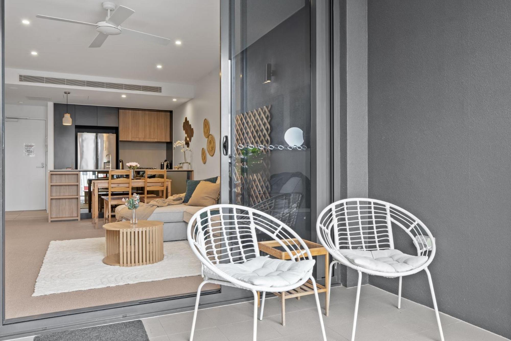 Spacious West End With Pool & Bbq Access