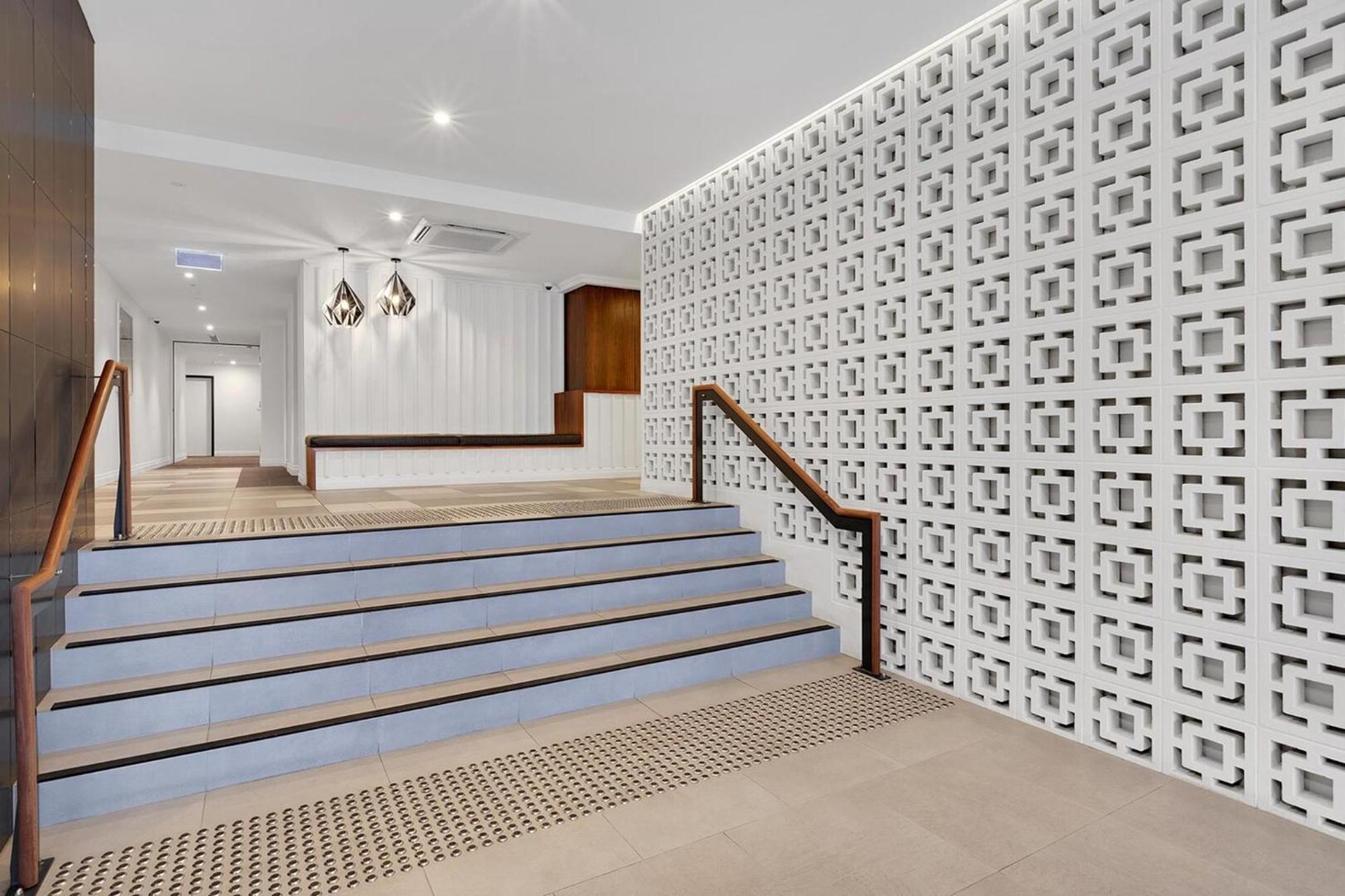 Apartment Spacious West End With Pool & Bbq Access