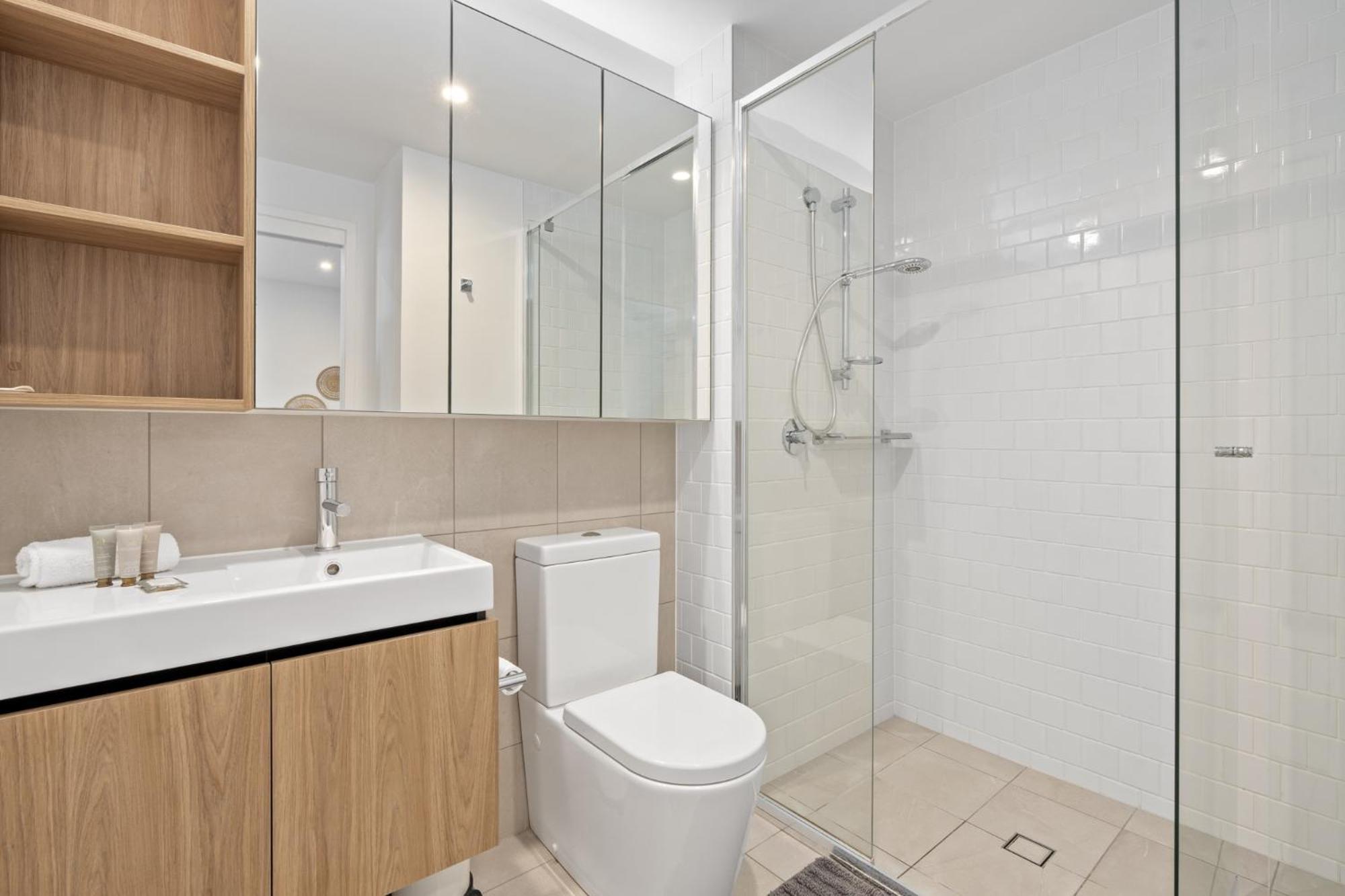 Spacious West End With Pool & Bbq Access Apartment *