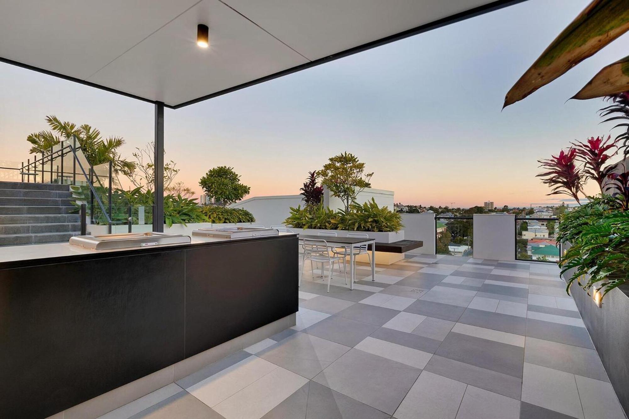 Spacious West End With Pool & Bbq Access Apartment