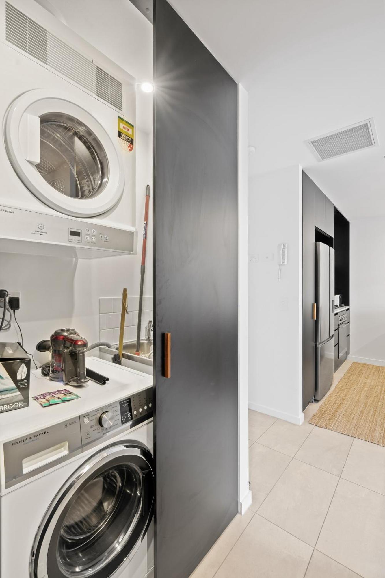 Apartment Spacious West End With Pool & Bbq Access