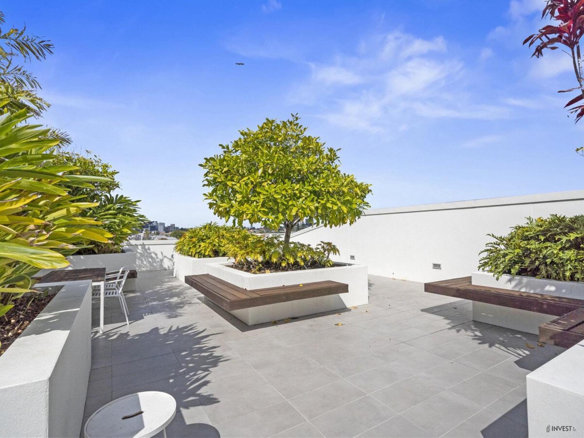 Spacious West End With Pool & Bbq Access Apartment *