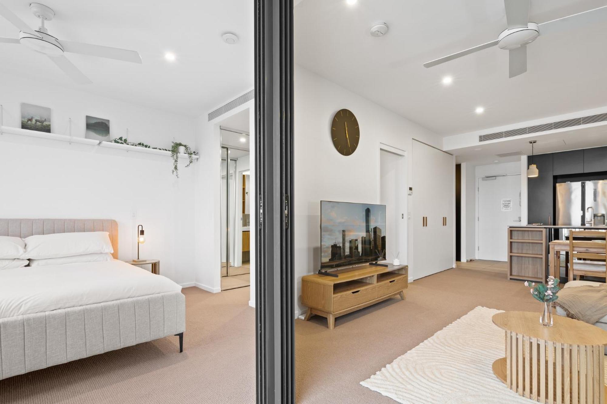 Spacious West End With Pool & Bbq Access