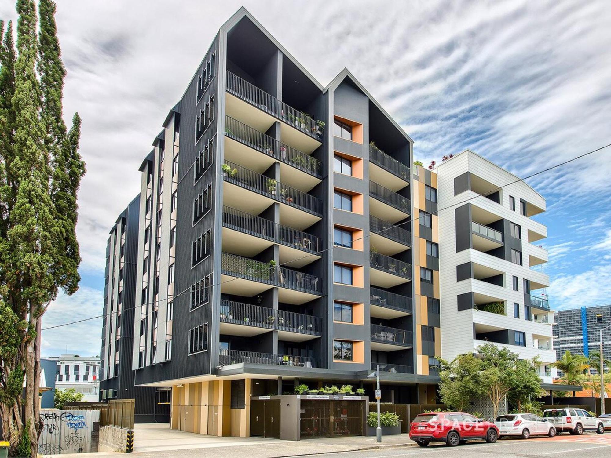 Spacious West End With Pool & Bbq Access Apartment