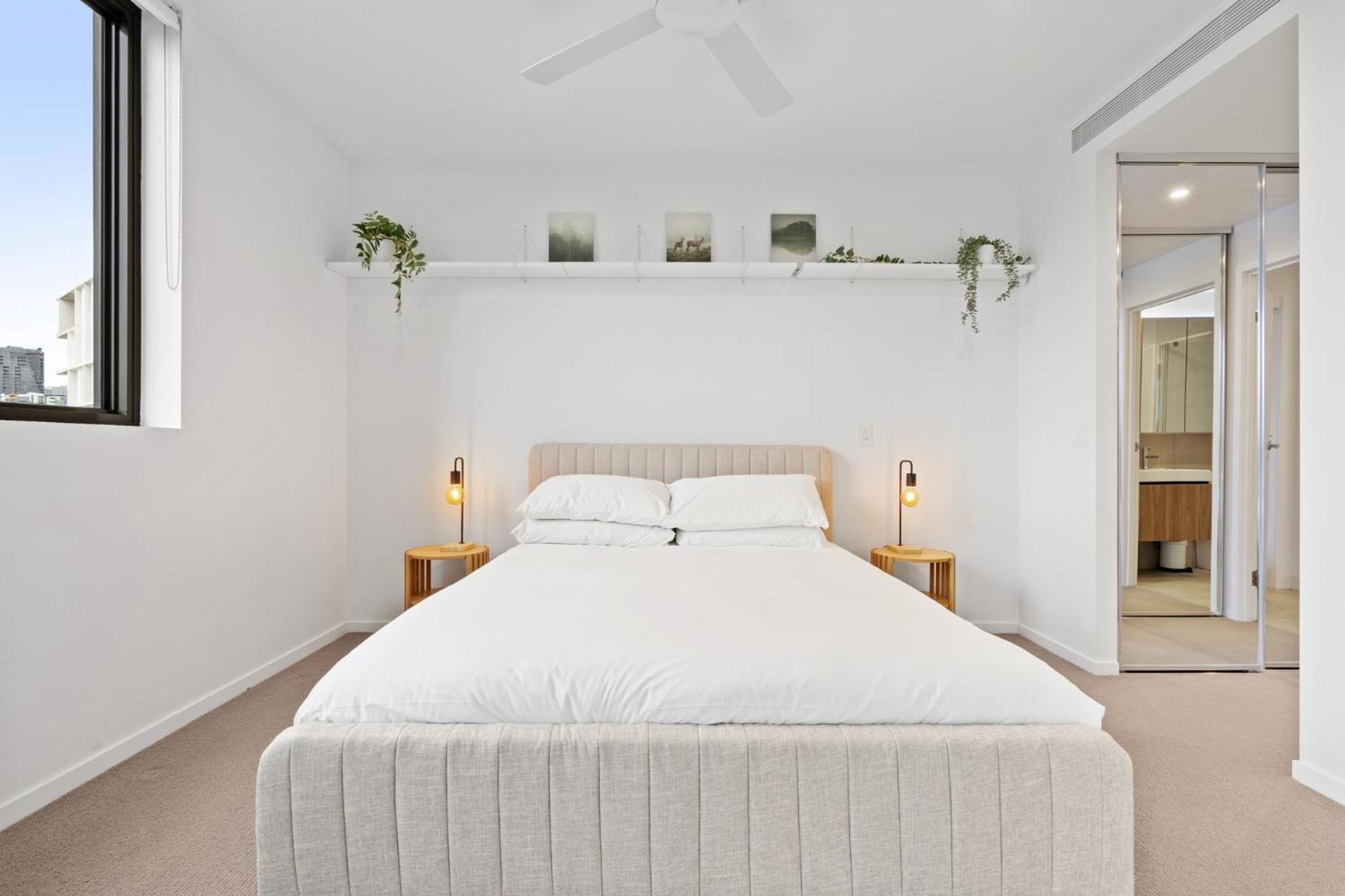 Spacious West End With Pool & Bbq Access Apartment *