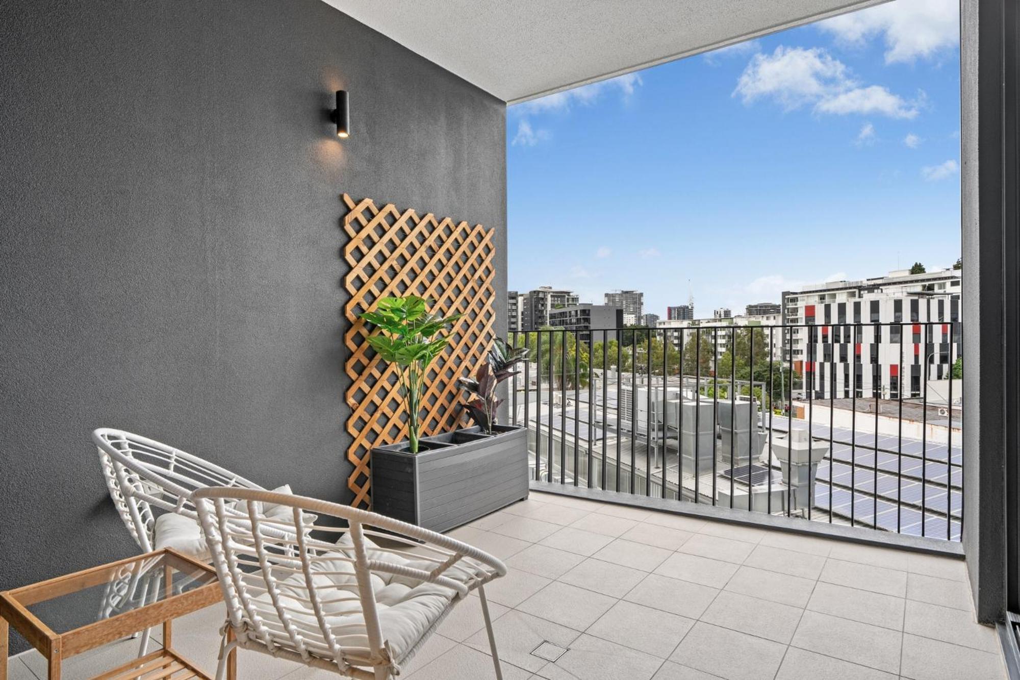 Spacious West End With Pool & Bbq Access *