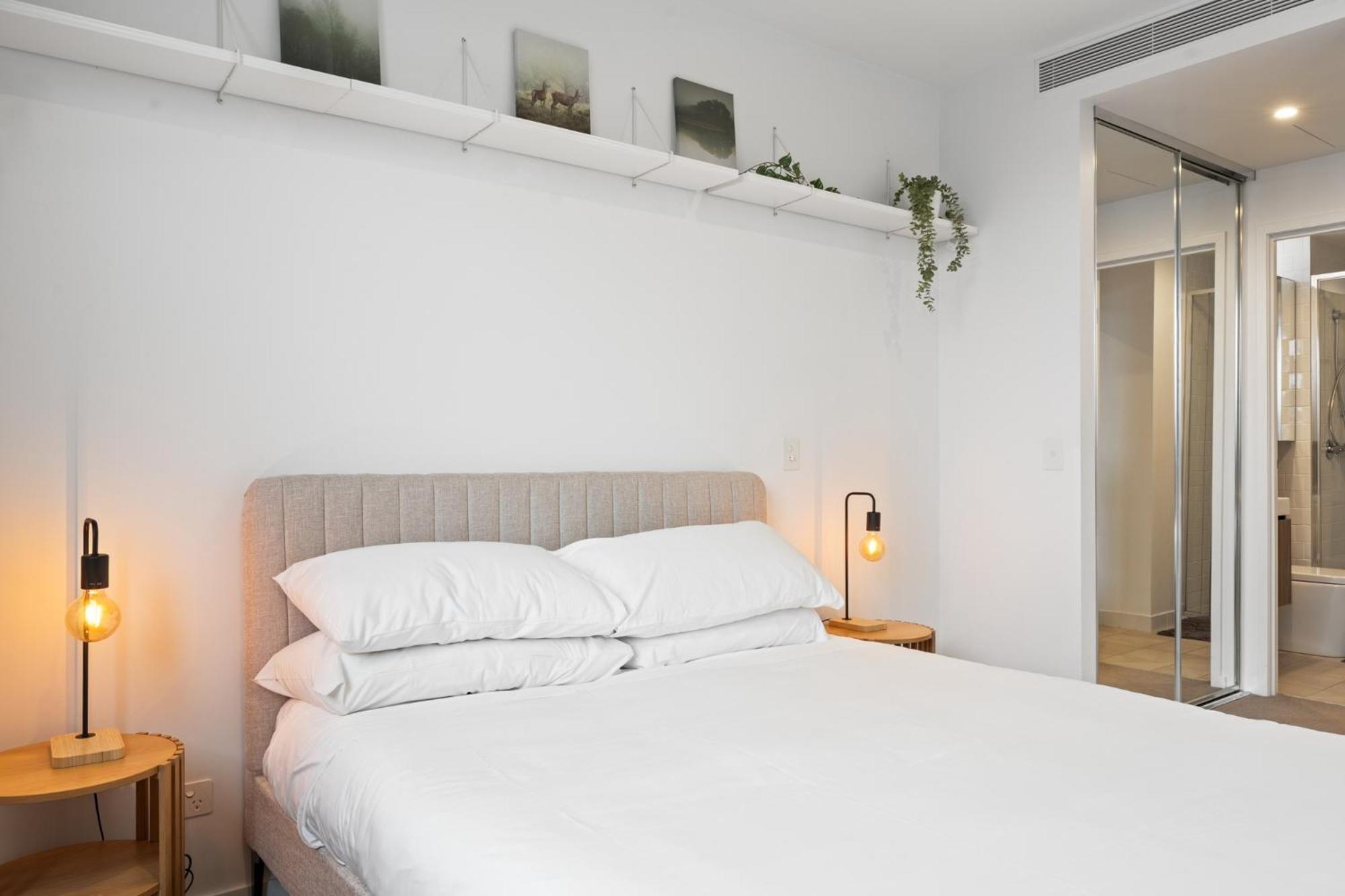 Spacious West End With Pool & Bbq Access Apartment *