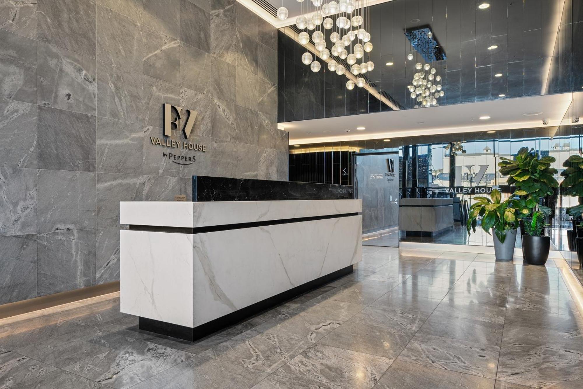 Escape With Balcony & Resort-style Amenities Apartment