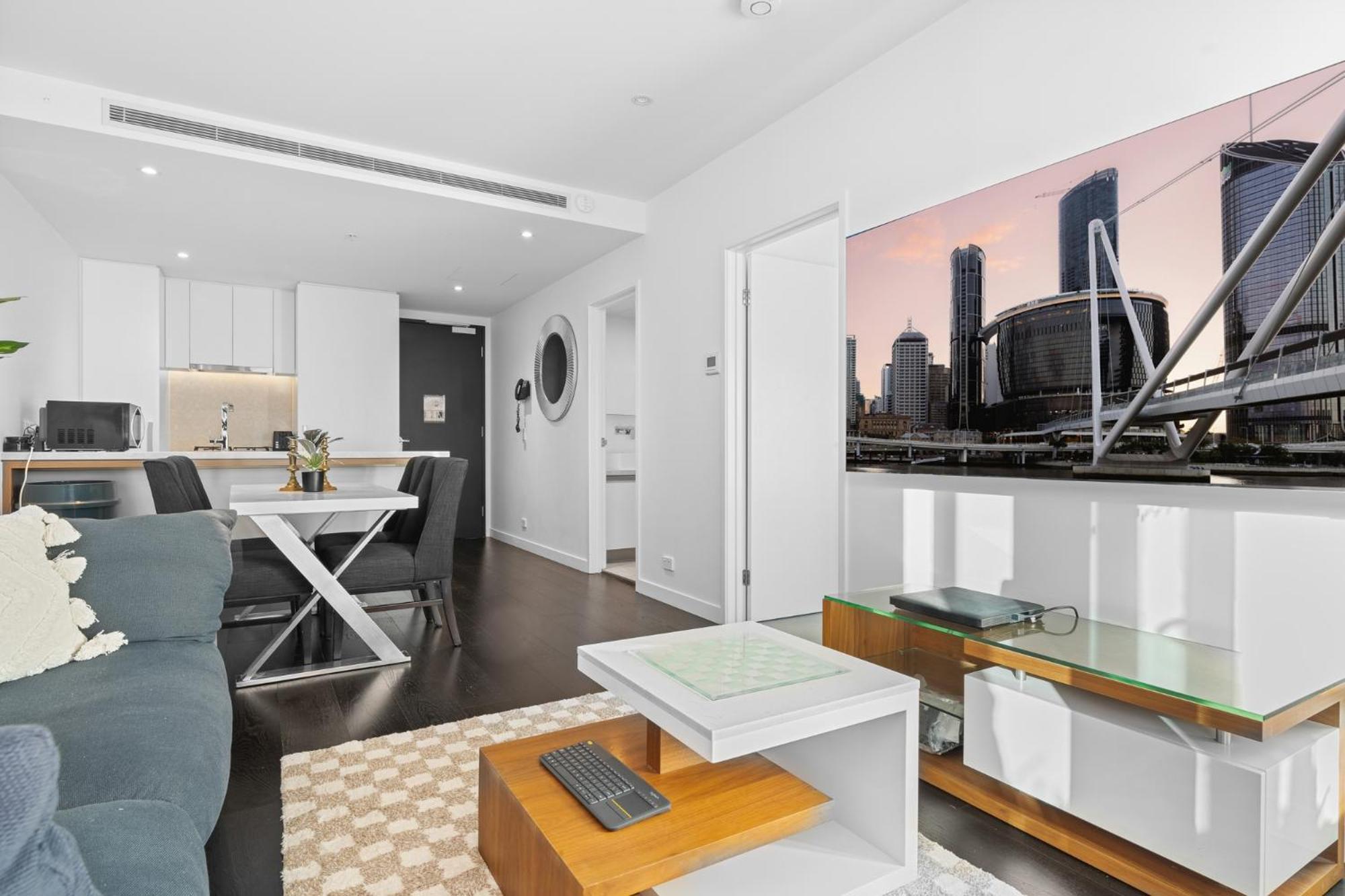 Escape With Balcony & Resort-style Amenities Apartment