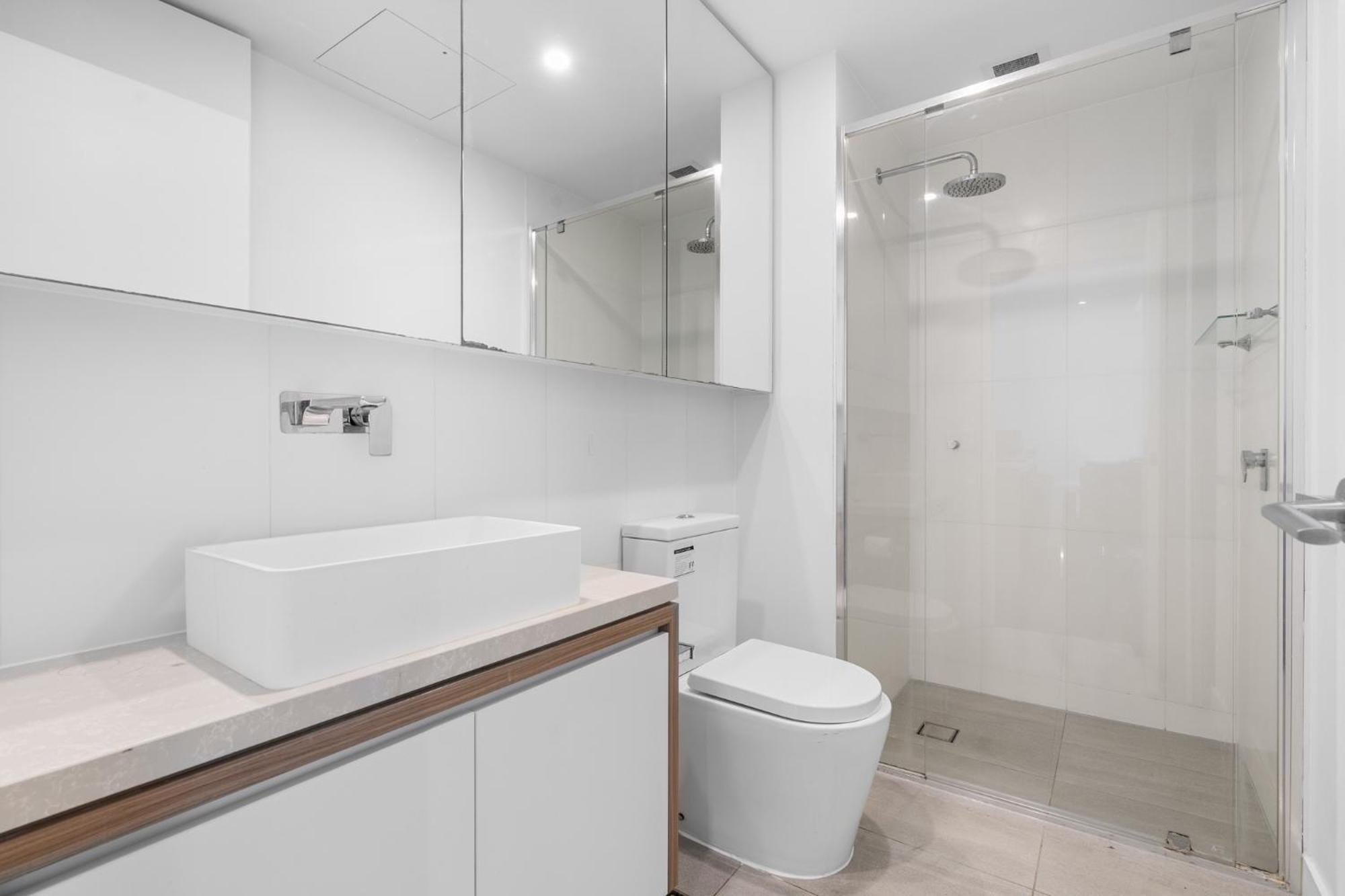 Escape With Balcony & Resort-style Amenities Apartment