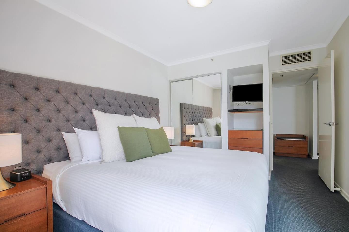 Charlotte's Poolside - Steps To Dining & Shops * Brisbane