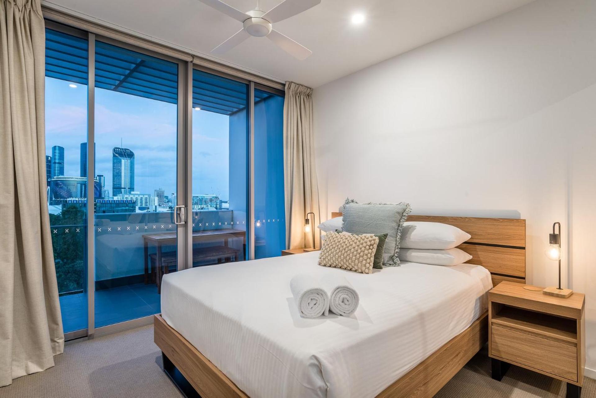 Russell St Retreat Stunning & Park Views *