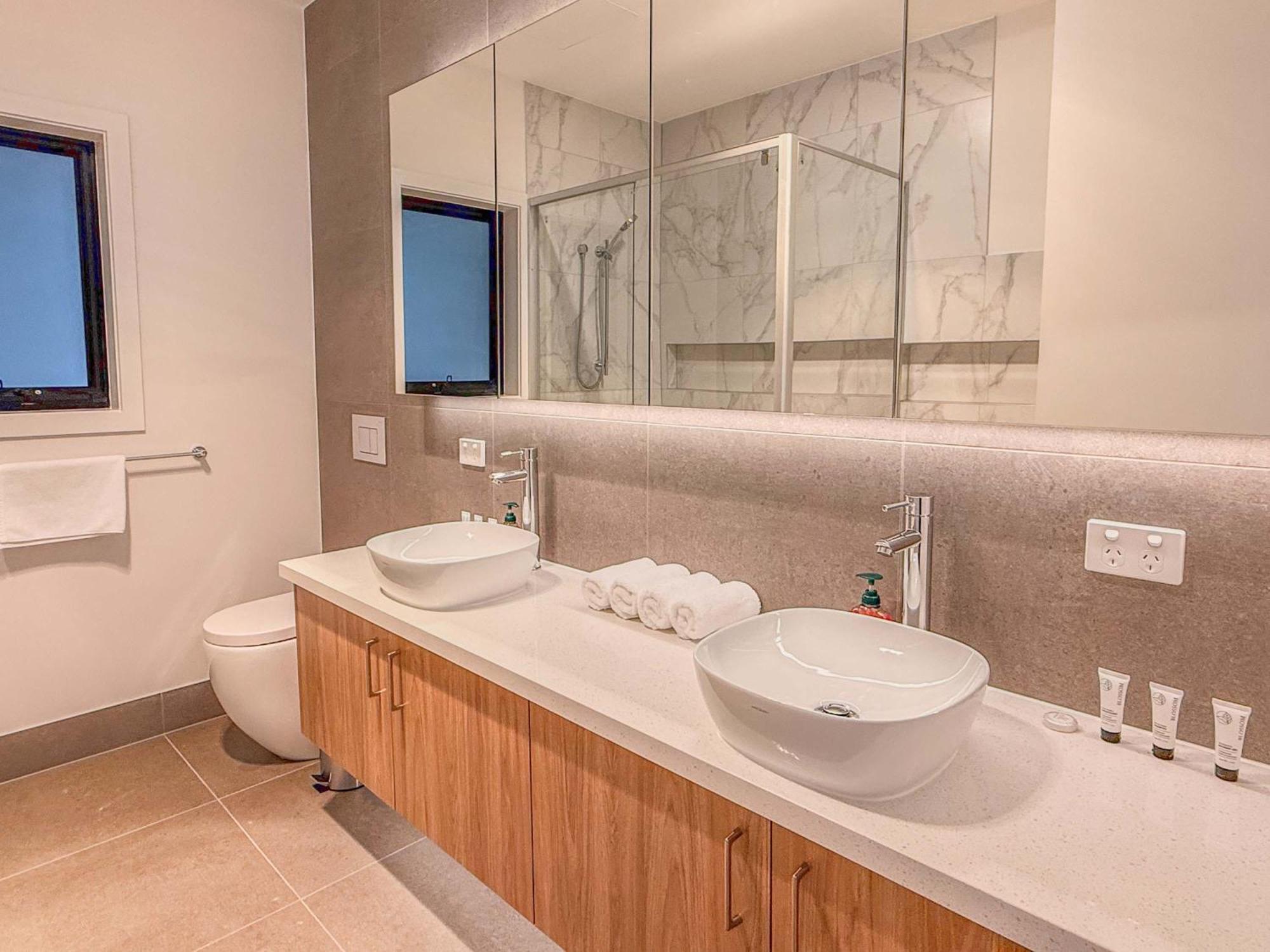 Cassa Aura Place - Modern 4br Homes Brisbane