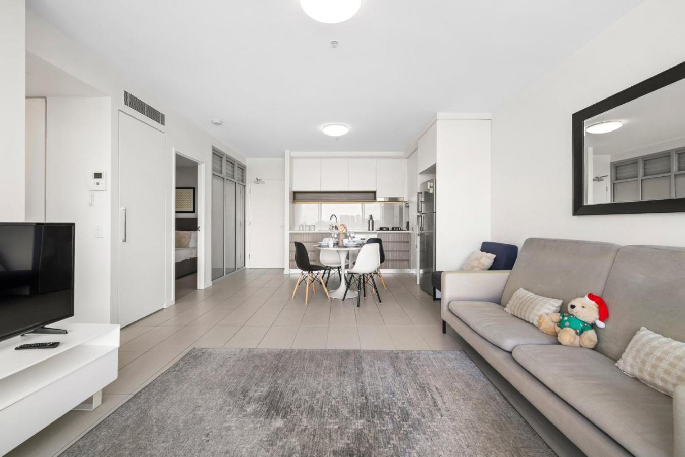 Experiencing Uni Life 2br Kelvin Grove Parking 703