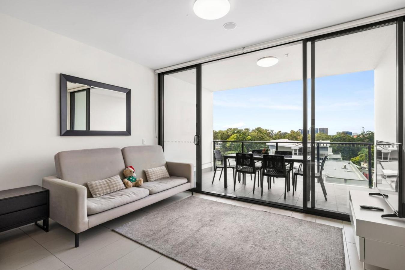 Experiencing Uni Life 2br Kelvin Grove Parking 703 Apartment