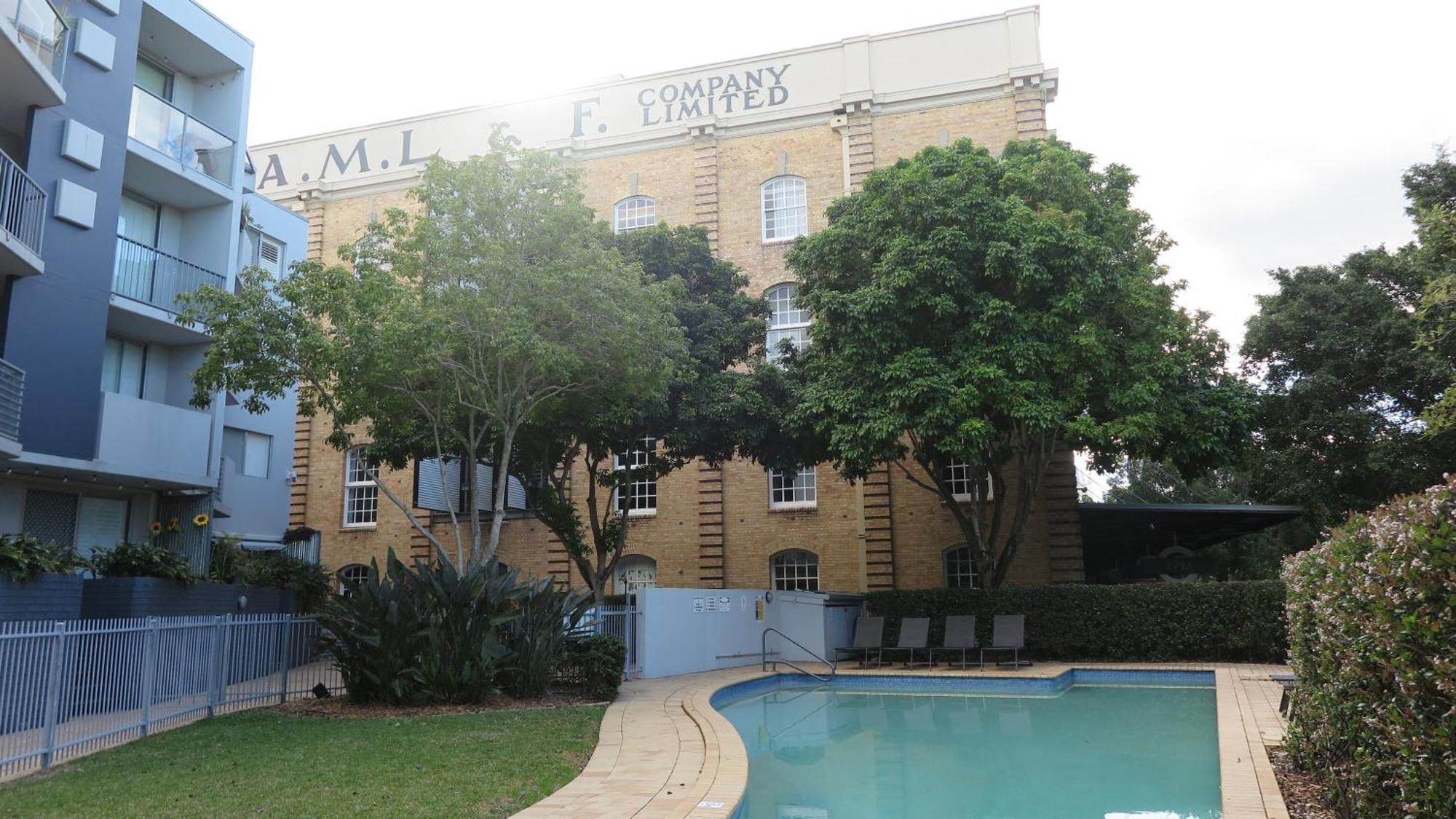 Stylish Heritage 2br Loft Near And River With Pool And Free Parking Brisbane