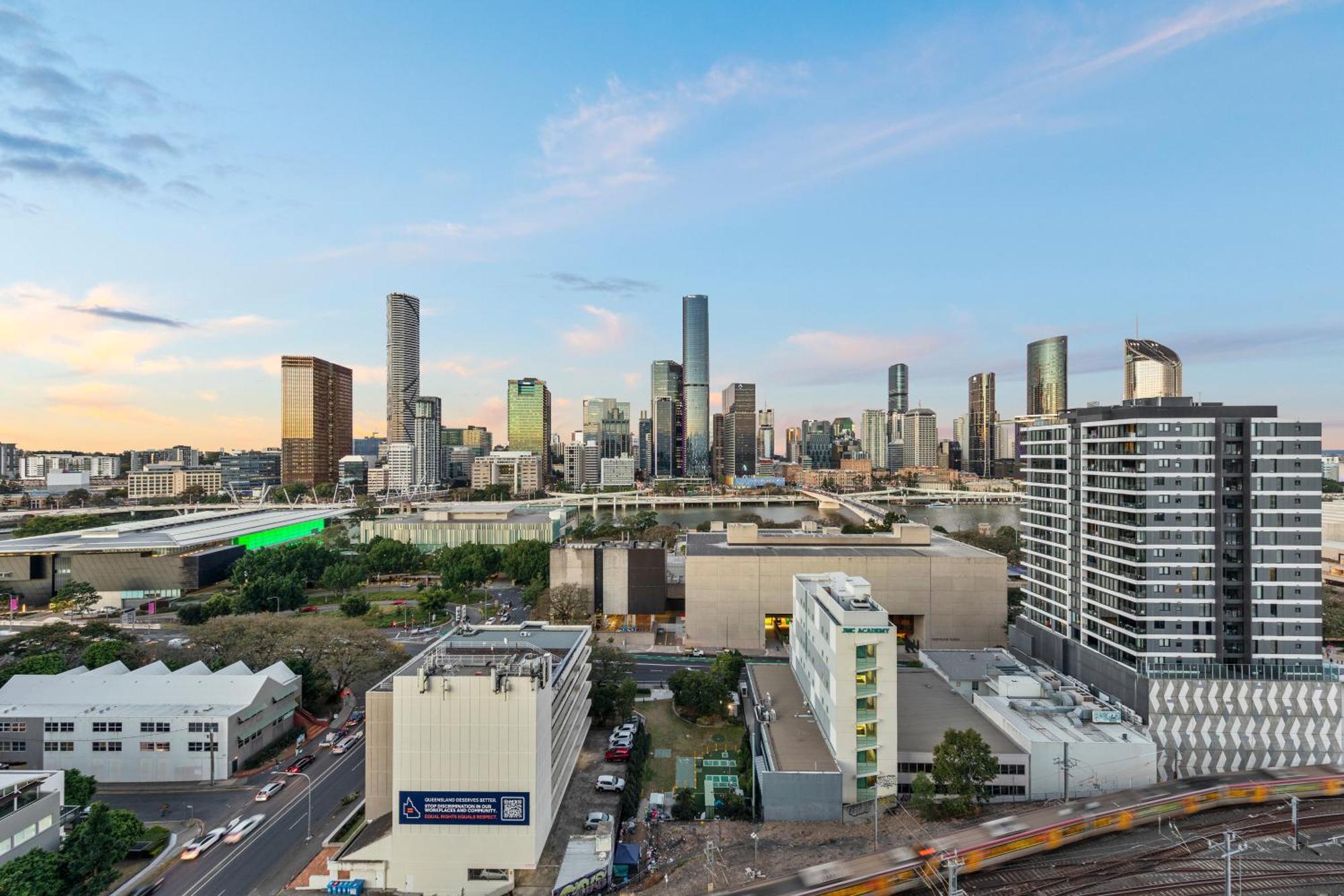 Dreamy 2br Escape Framed By And Art * Brisbane