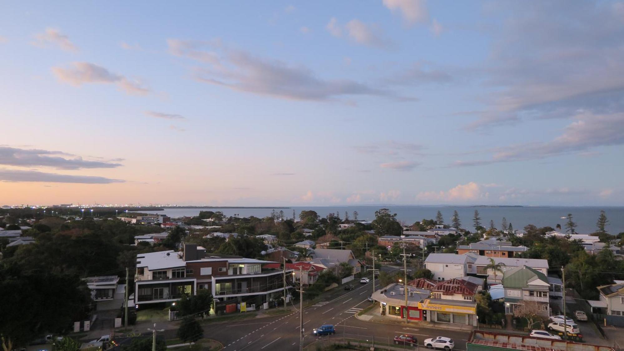 Apartment 3-bedroom With Sea View, Rooftop Pool, Study & Free Parking *