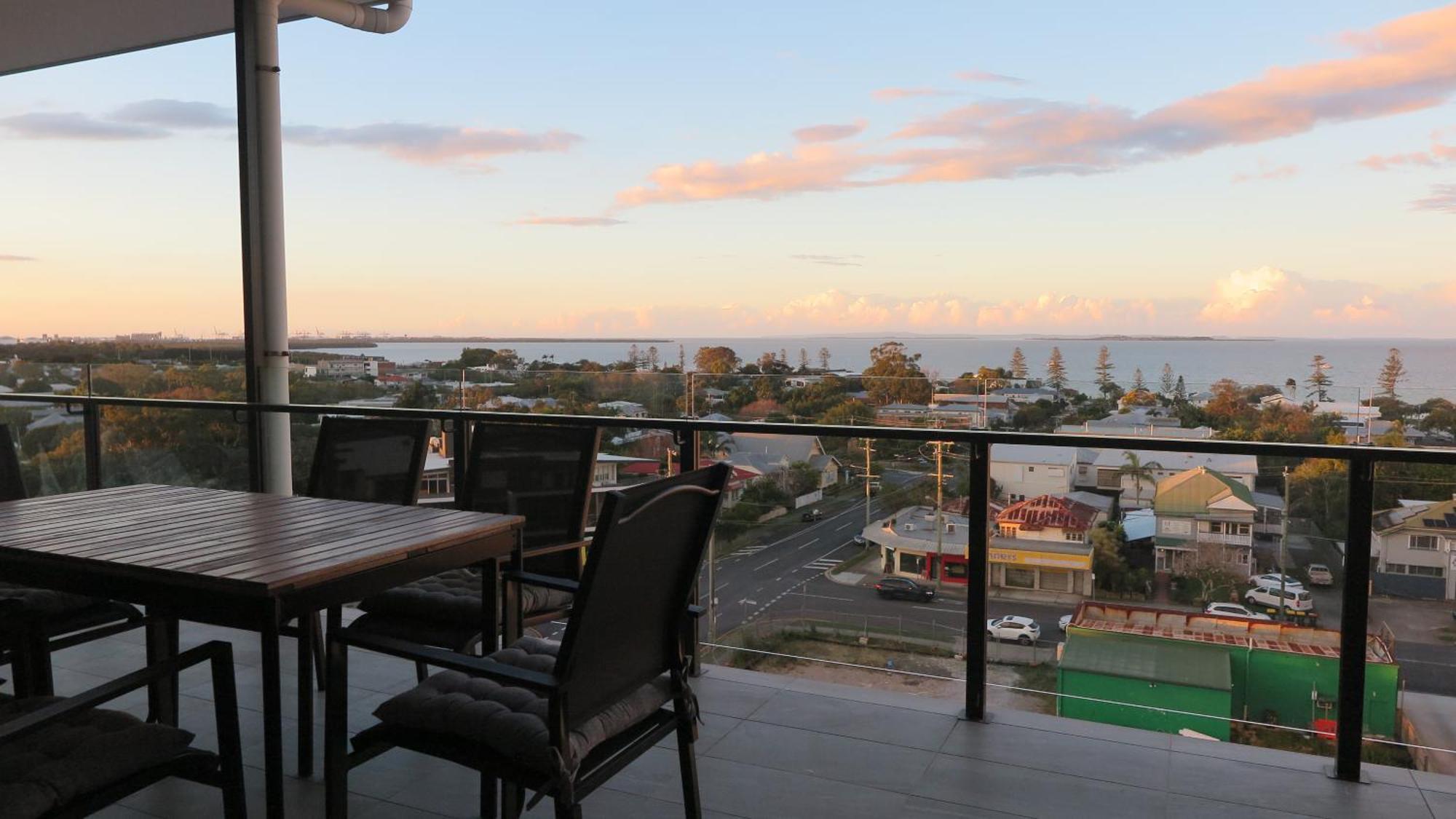 3-bedroom With Sea View, Rooftop Pool, Study & Free Parking Brisbane
