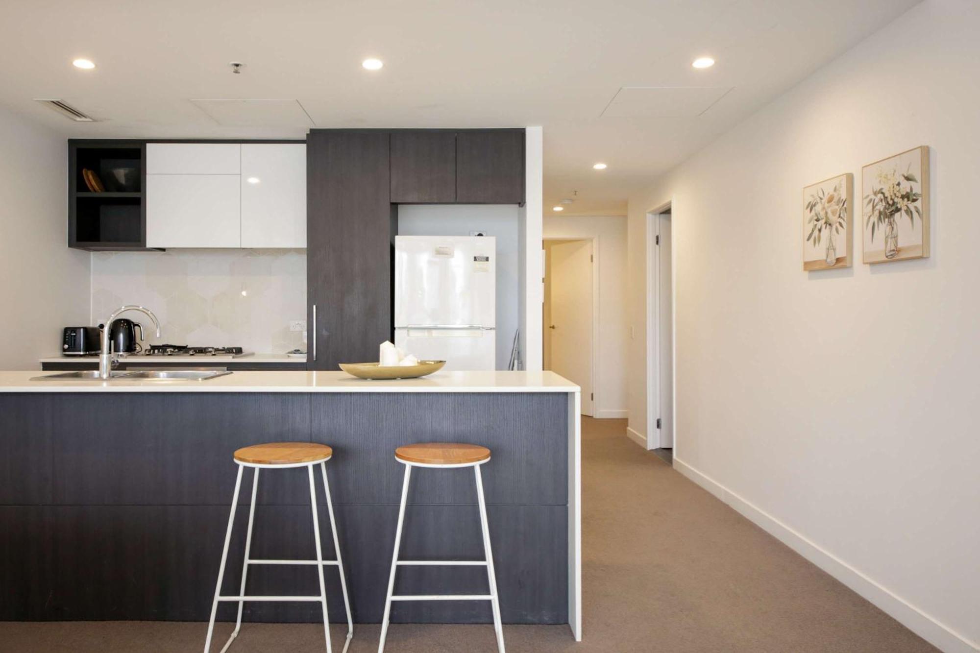 Apartment Tranquil River-view 2-bedroom High-rise *