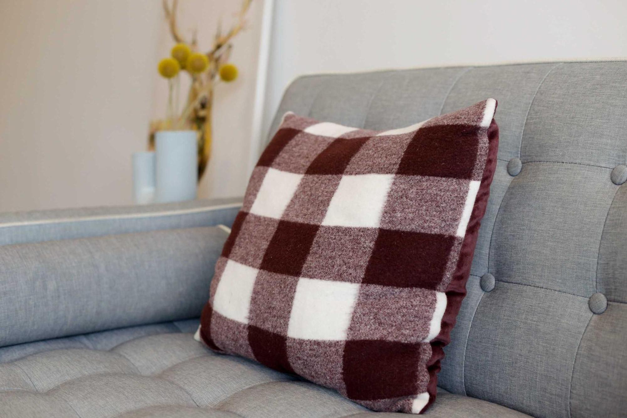 Tranquil River-view 2-bedroom High-rise Apartment *