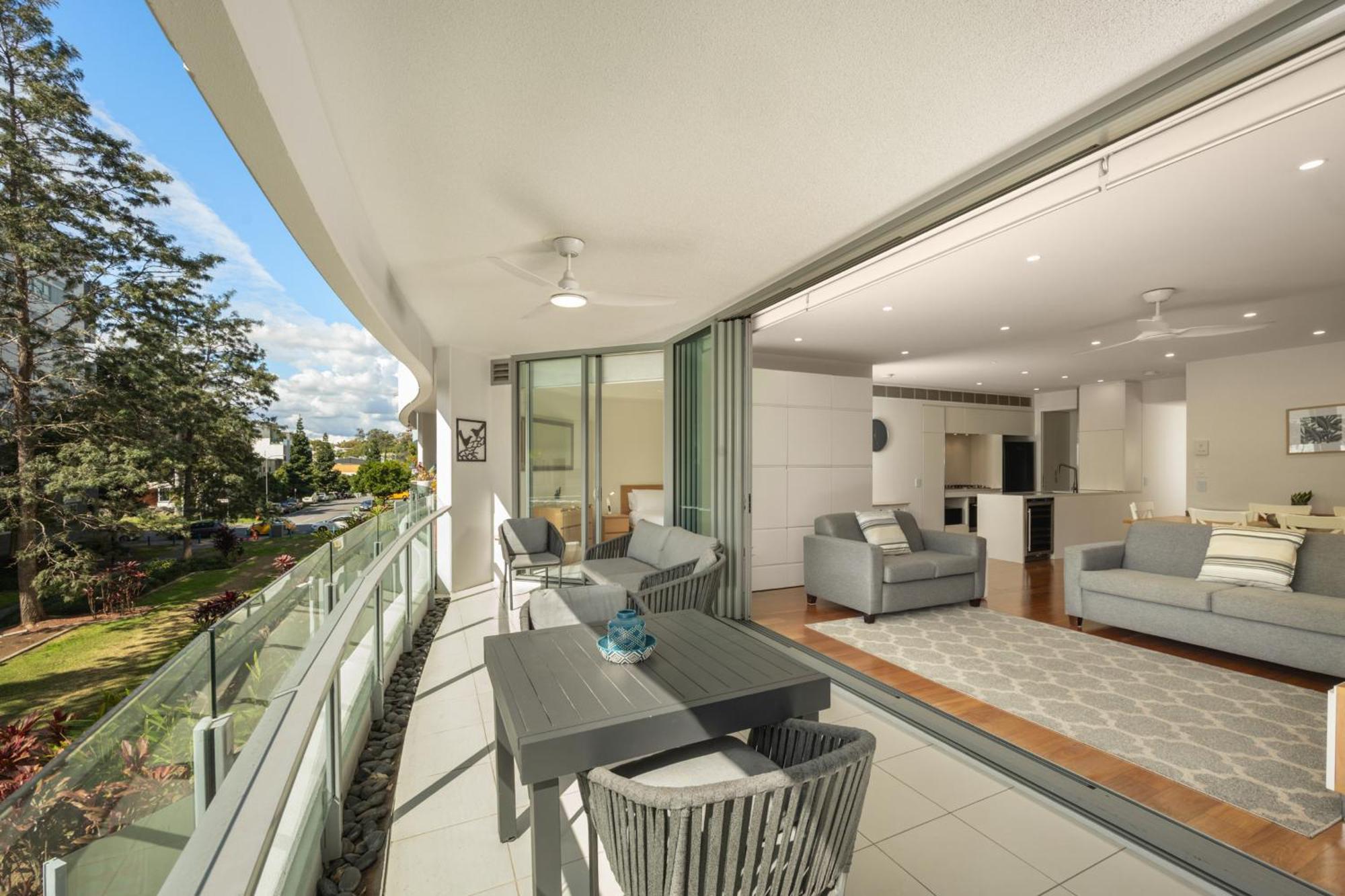 Riverside Lux 2bed 2bath Parking Apartment