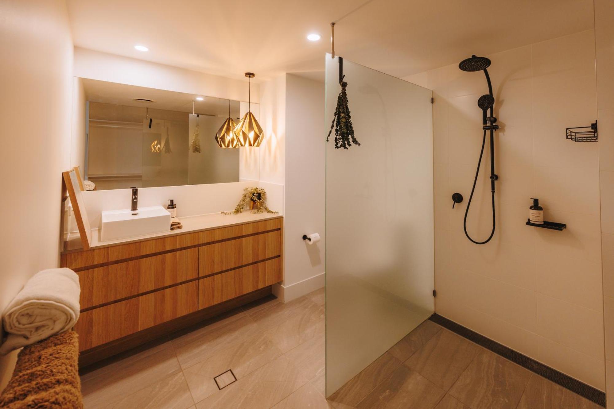 Apartment 3-bedroom With Sea View, Rooftop Pool, Study & Free Parking *