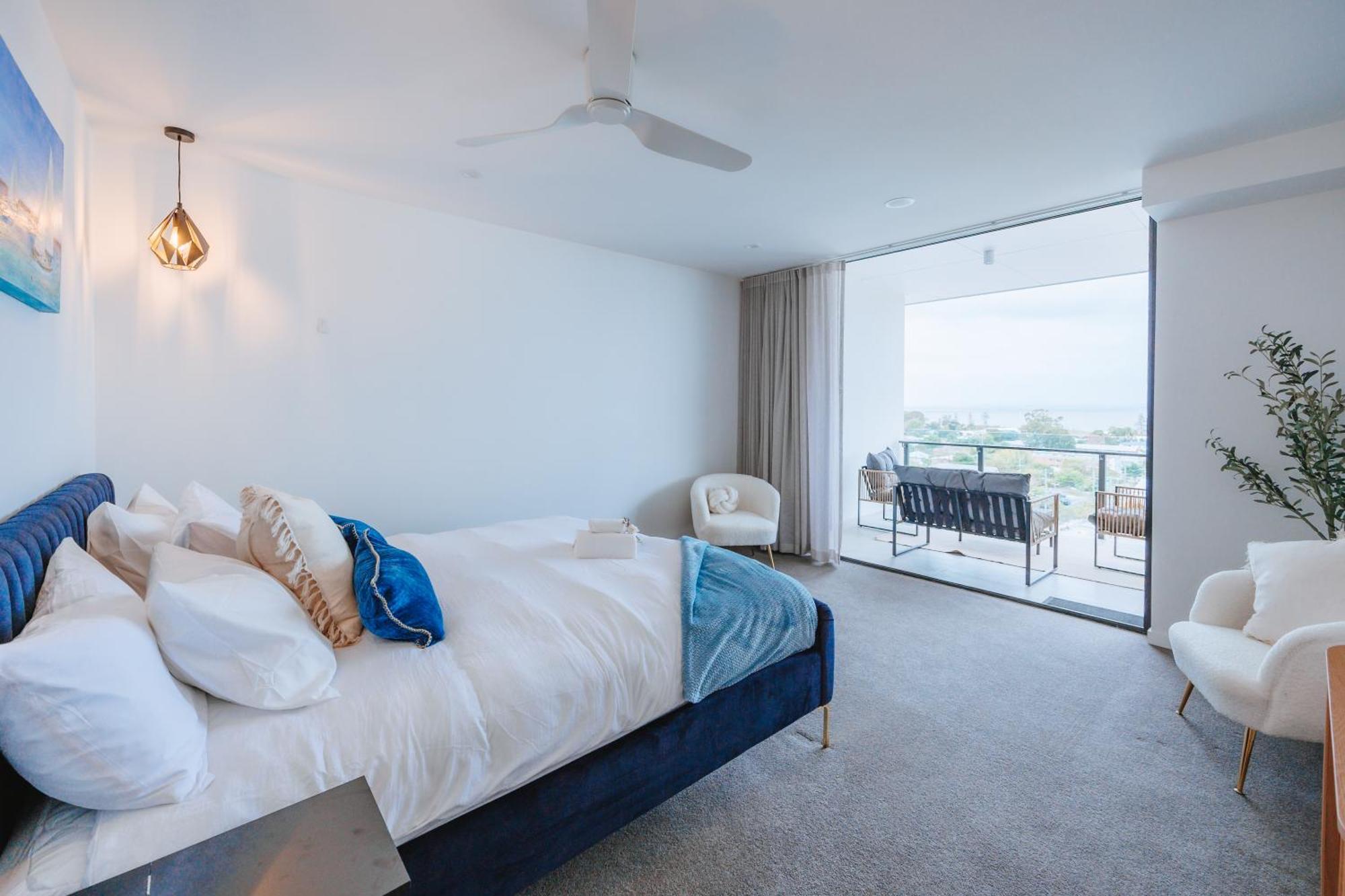 3-bedroom With Sea View, Rooftop Pool, Study & Free Parking Apartment Brisbane