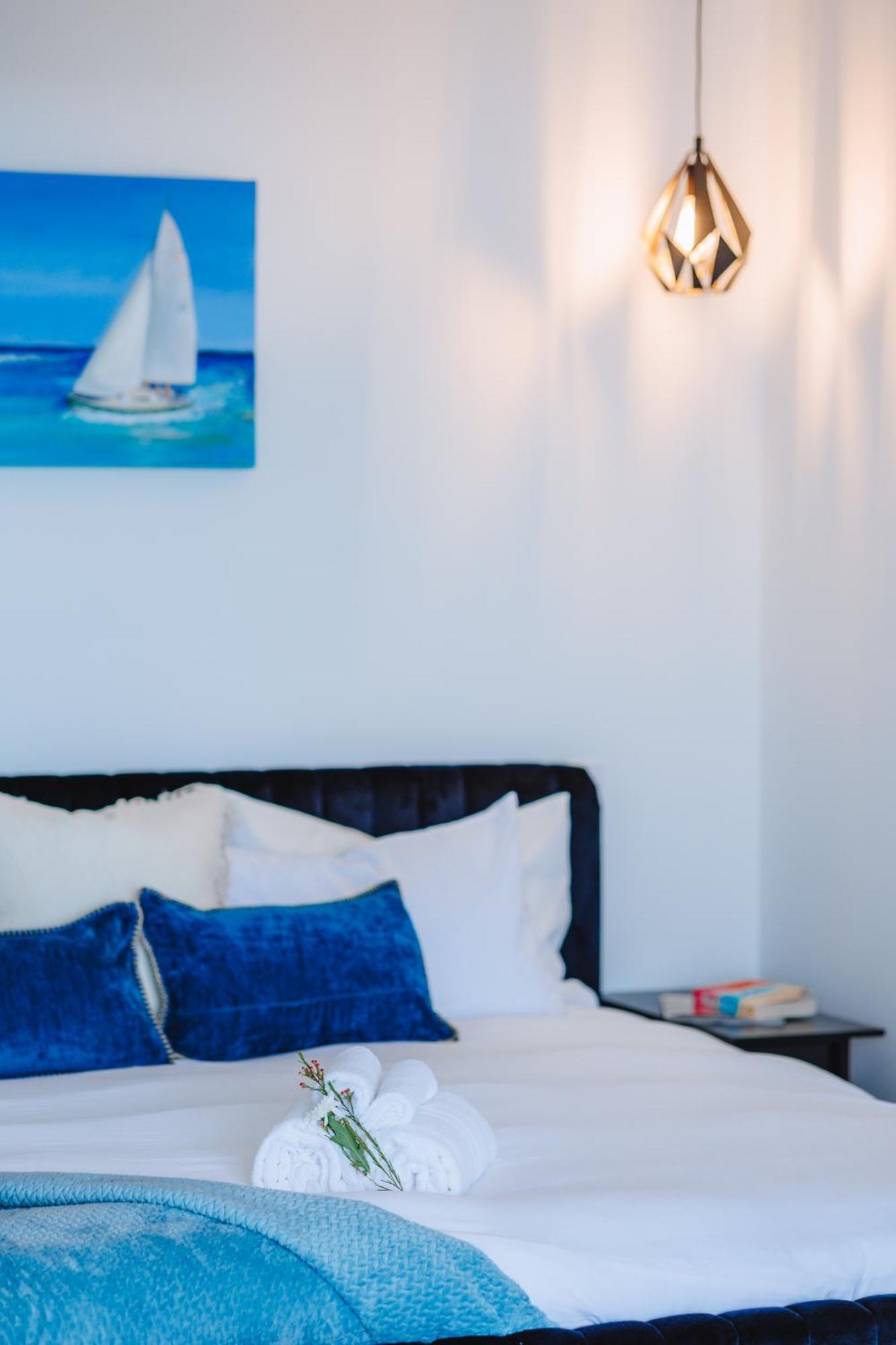 Apartment 3-bedroom With Sea View, Rooftop Pool, Study & Free Parking *