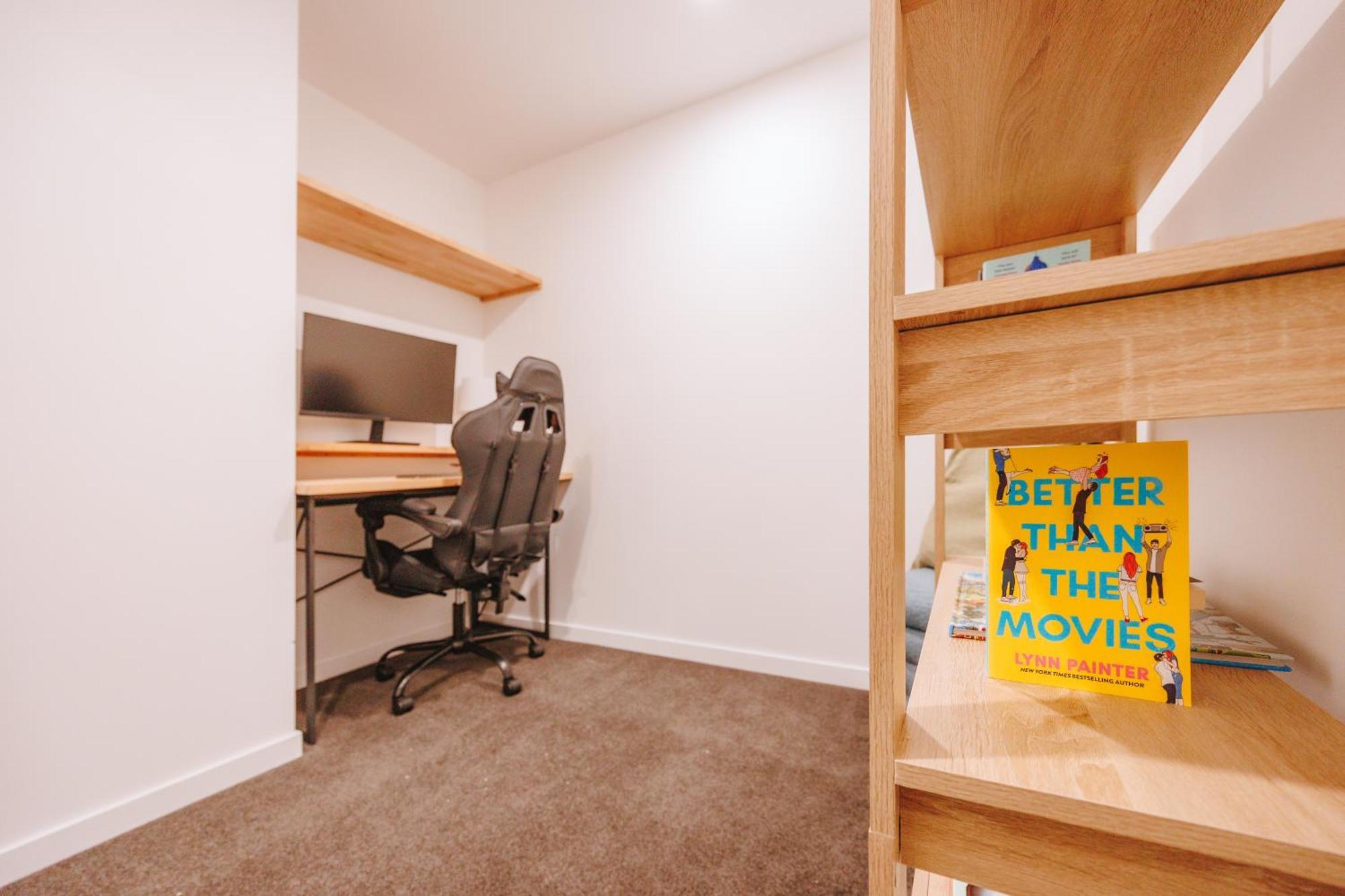 3-bedroom With Sea View, Rooftop Pool, Study & Free Parking Apartment *