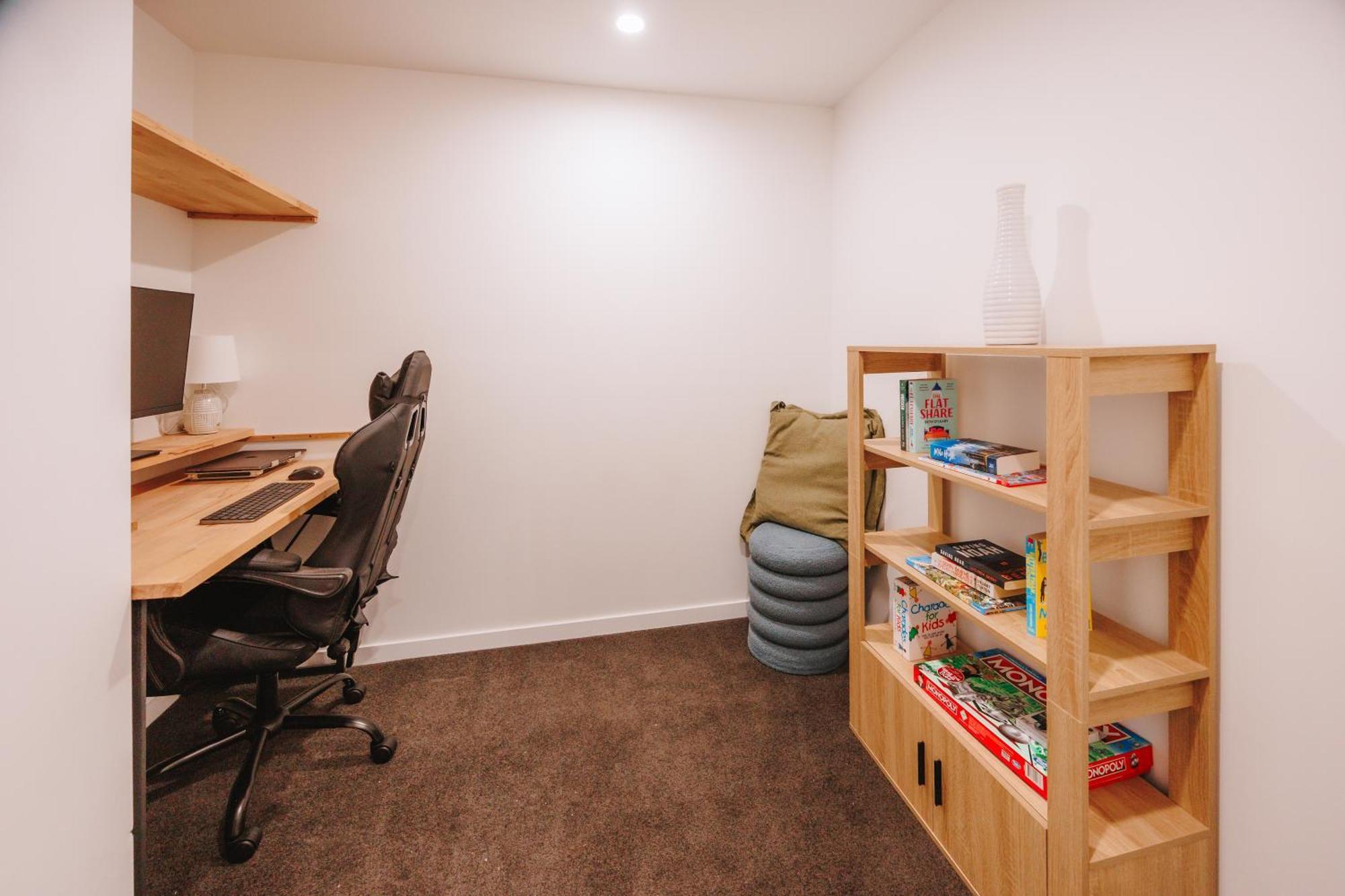 Apartment 3-bedroom With Sea View, Rooftop Pool, Study & Free Parking