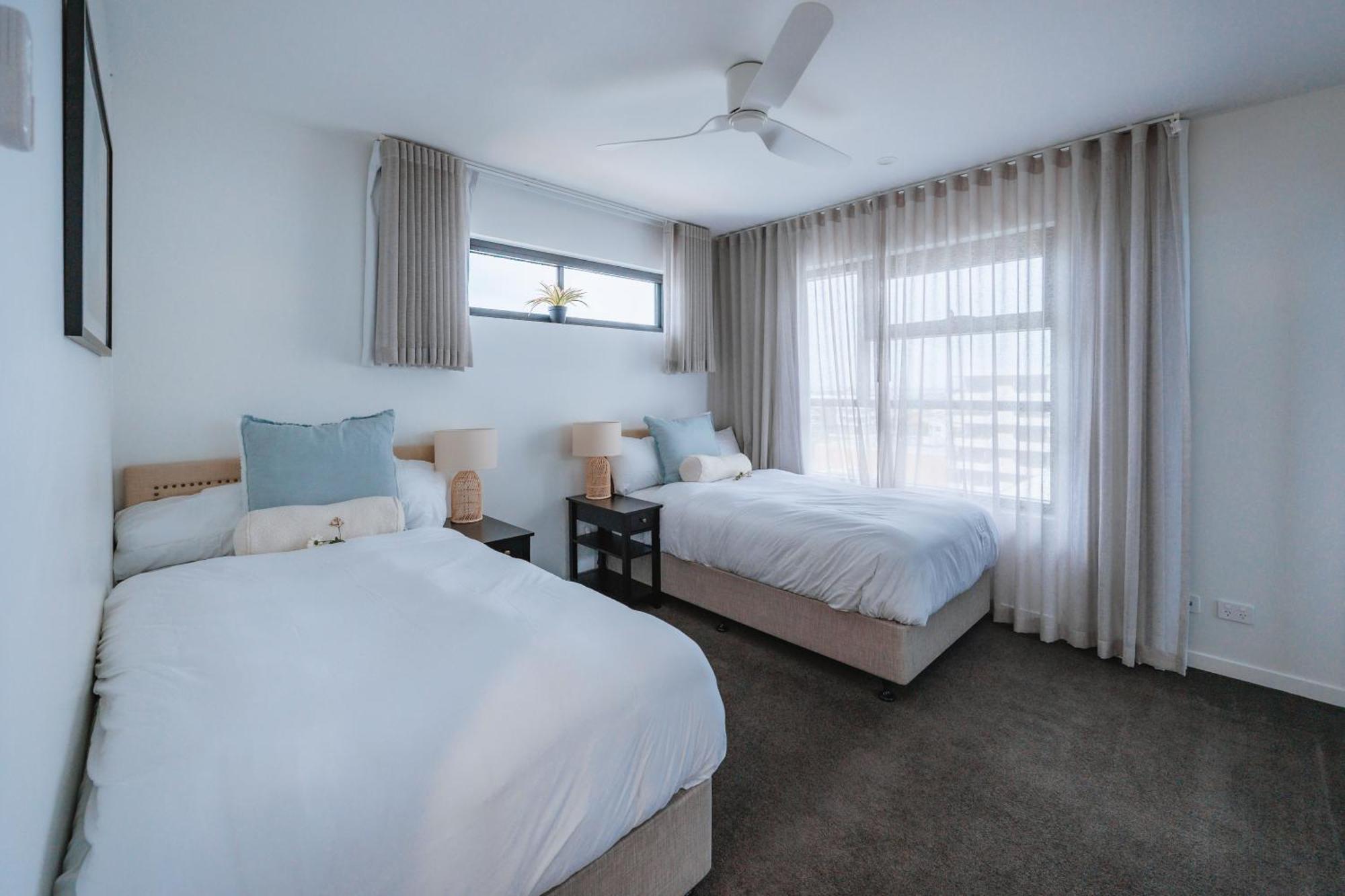 3-bedroom With Sea View, Rooftop Pool, Study & Free Parking Apartment