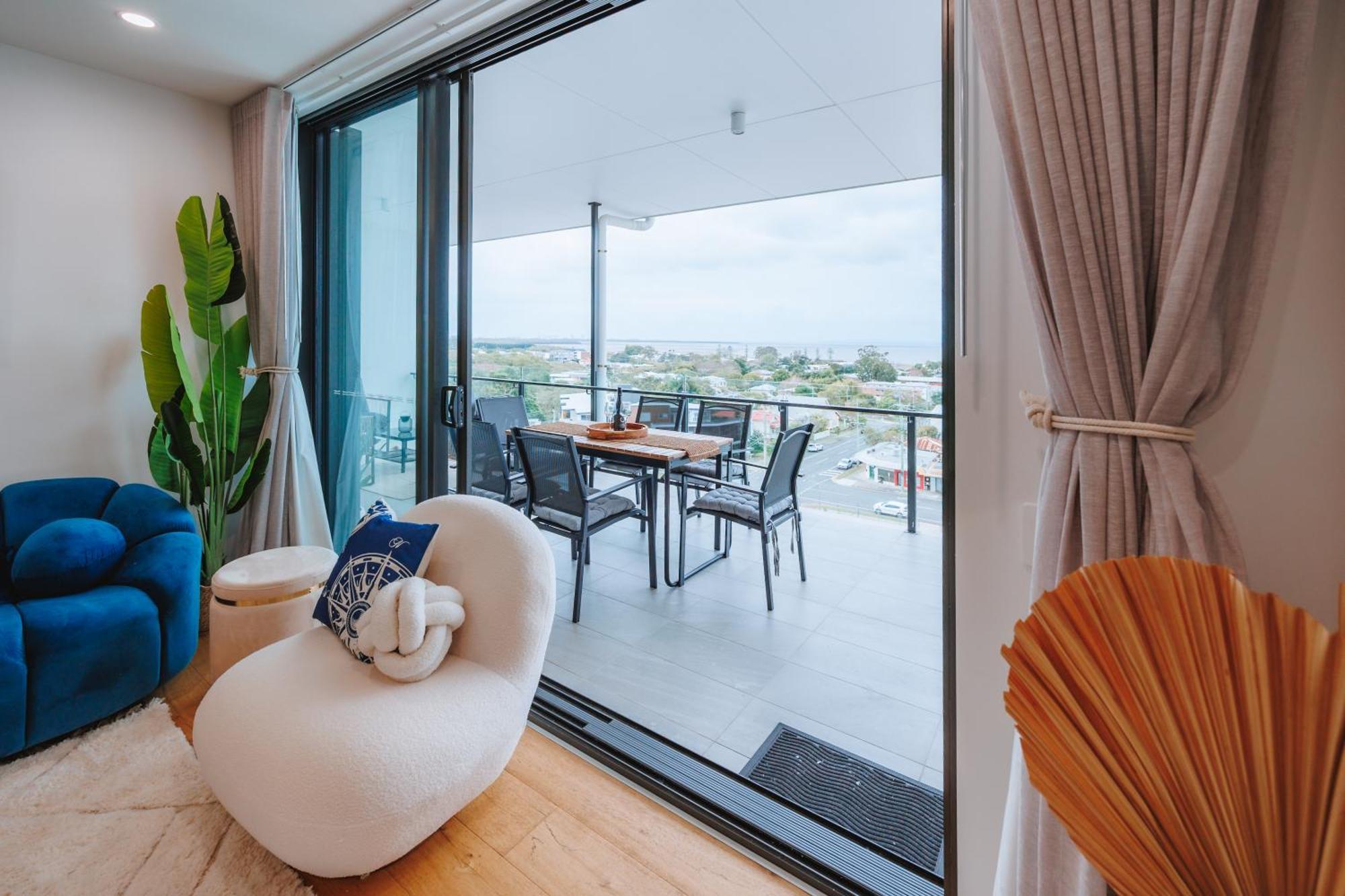 Apartment 3-bedroom With Sea View, Rooftop Pool, Study & Free Parking *