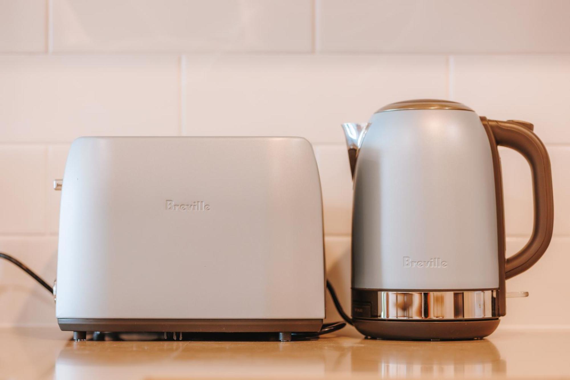 3-bedroom With Sea View, Rooftop Pool, Study & Free Parking