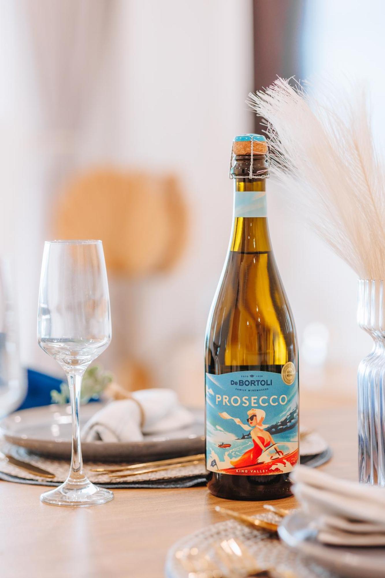 Apartment 3-bedroom With Sea View, Rooftop Pool, Study & Free Parking *