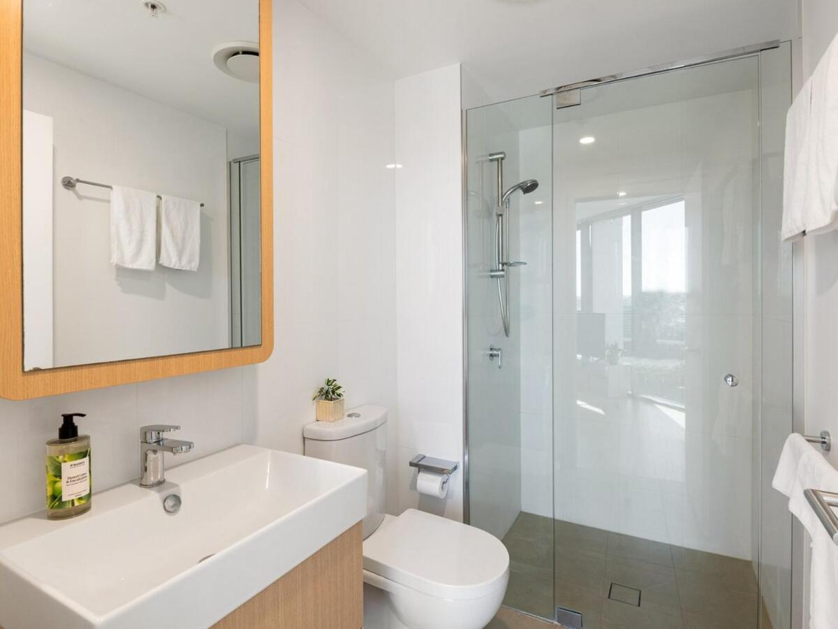 Apartment Floor To Ceiling River& Mountain View Location