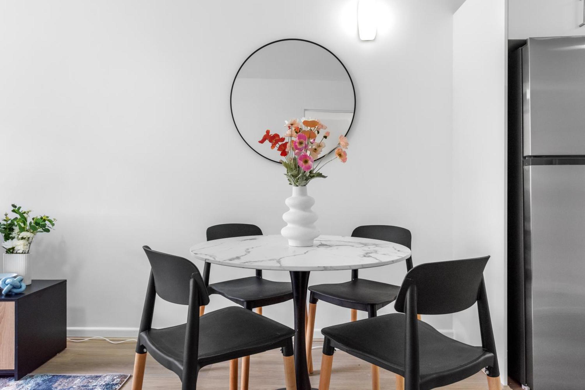 Sunny 1br Near Hospital, Qut & Cbd With Parking! Apartment