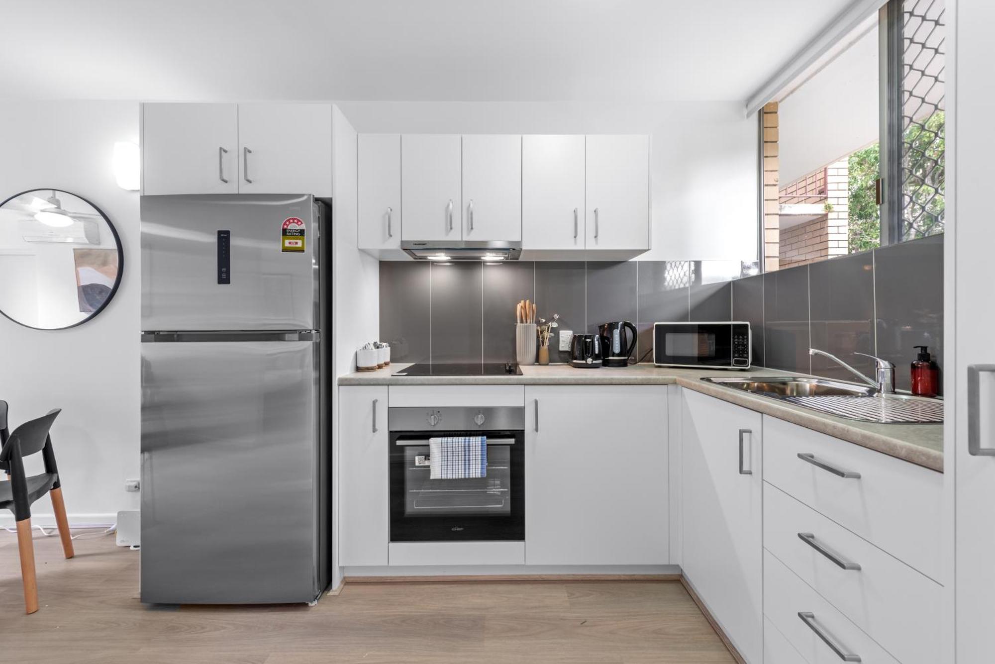 Sunny 1br Near Hospital, Qut & Cbd With Parking! Apartment *