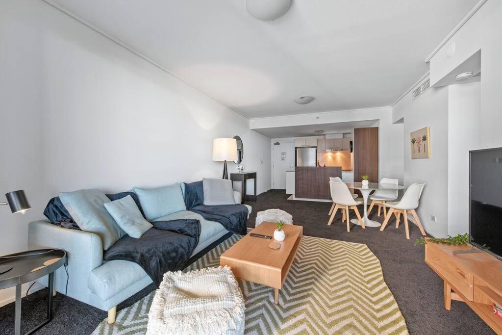 Of The Town! 2bed/2bath/1car/pool/views ~ Cbd