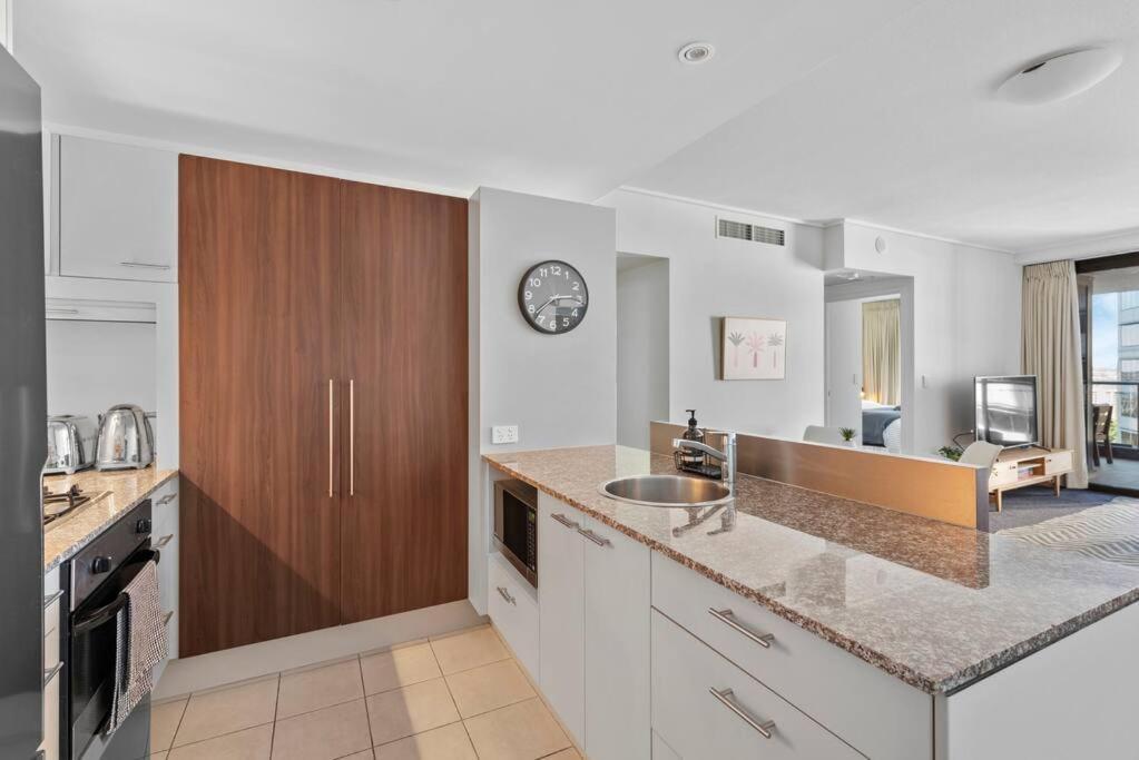 Of The Town! 2bed/2bath/1car/pool/views ~ Cbd Apartment