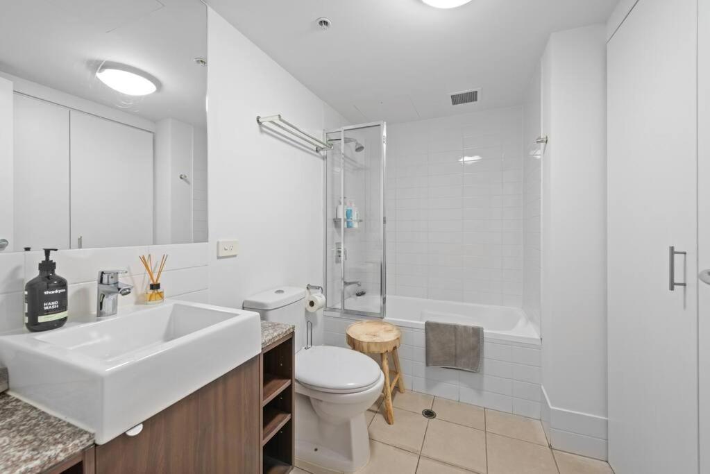 Of The Town! 2bed/2bath/1car/pool/views ~ Cbd Apartment Brisbane