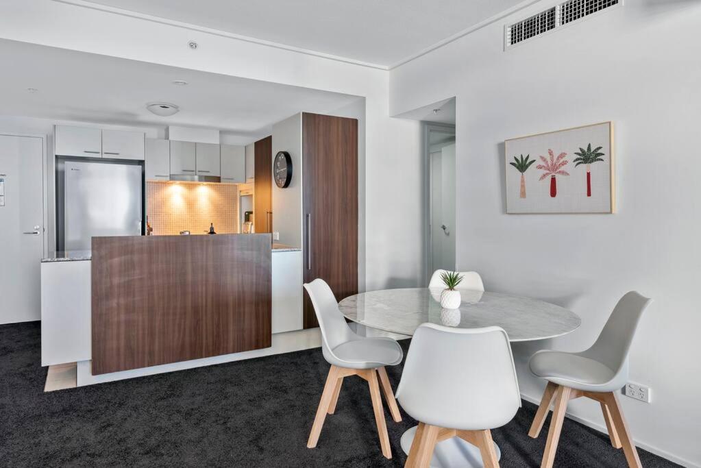 Of The Town! 2bed/2bath/1car/pool/views ~ Cbd Brisbane