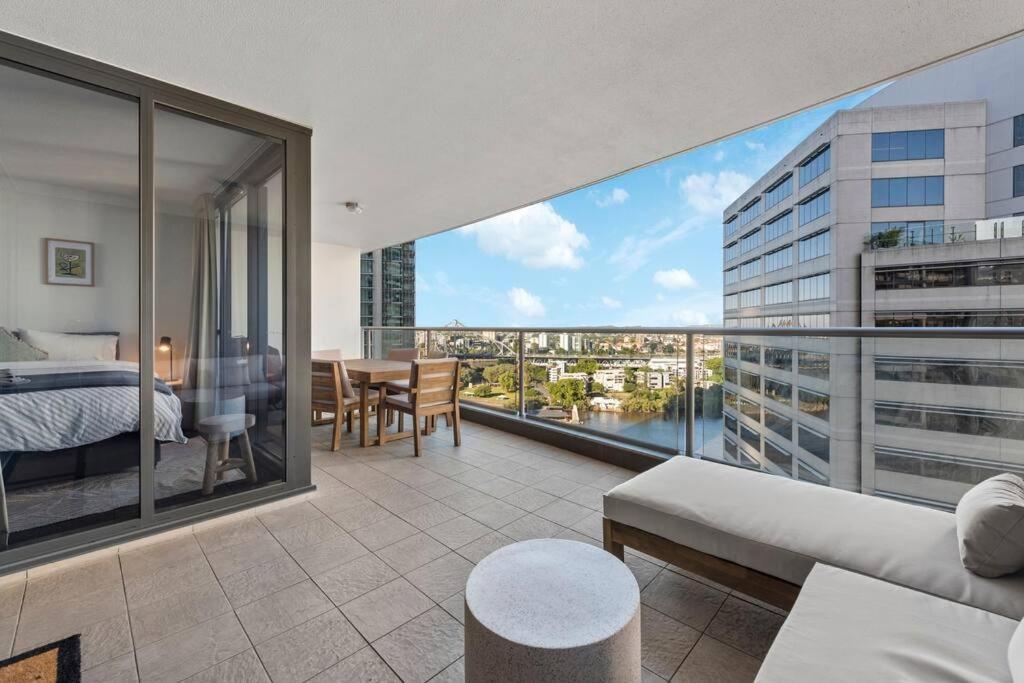 Of The Town! 2bed/2bath/1car/pool/views ~ Cbd Apartment