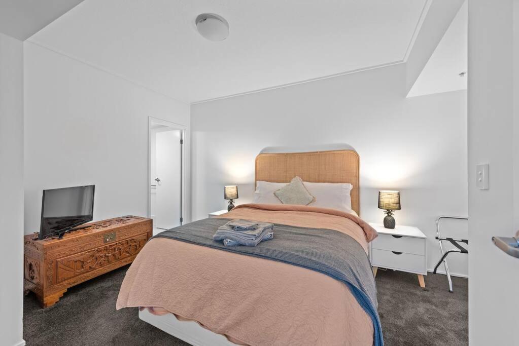 Apartment Of The Town! 2bed/2bath/1car/pool/views ~ Cbd