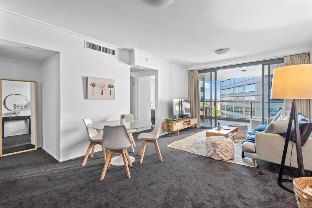 Of The Town! 2bed/2bath/1car/pool/views ~ Cbd Apartment
