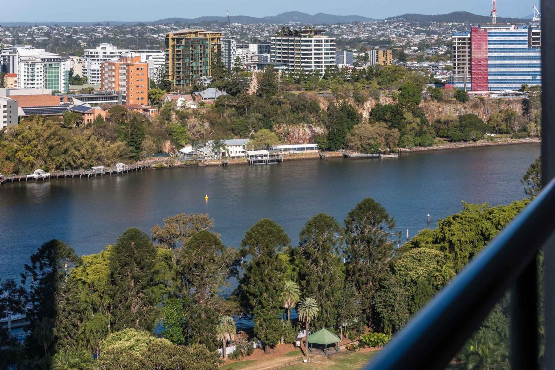 Skyline Viewpoint Escape Parking - Pool - Gym Apartment