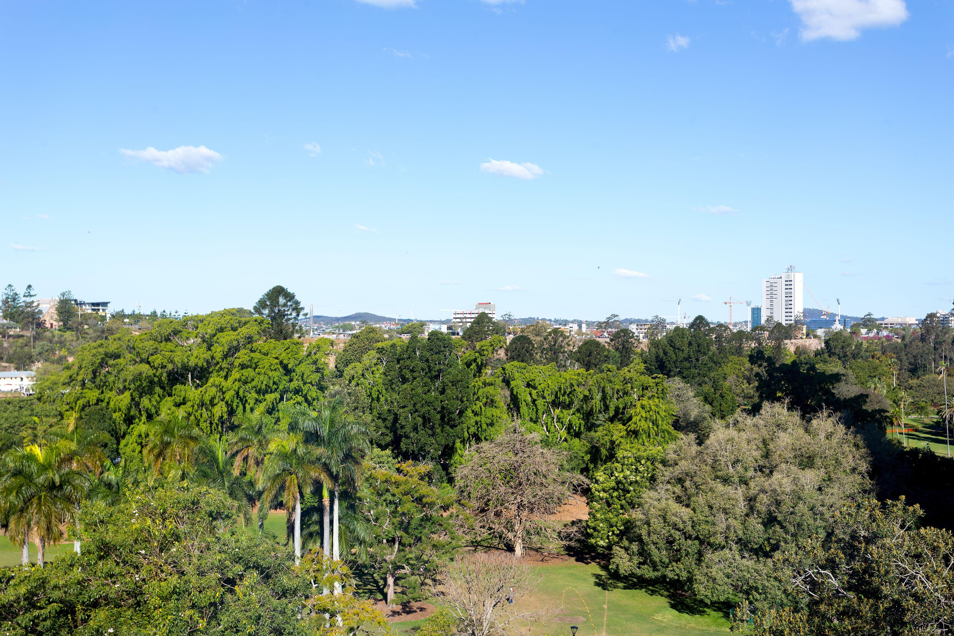 Royal On The Park 5*