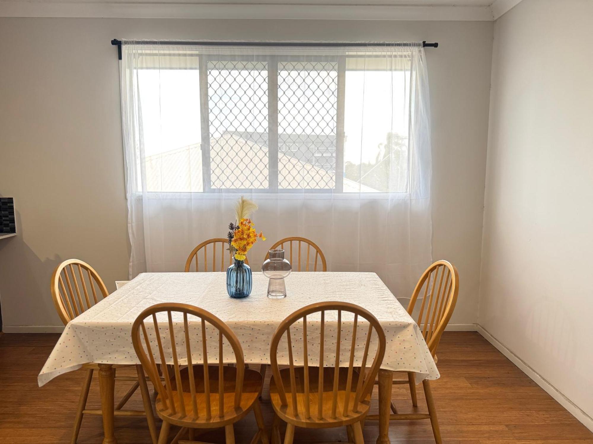 Sunny Double With Ensuite In Coopers Plains *