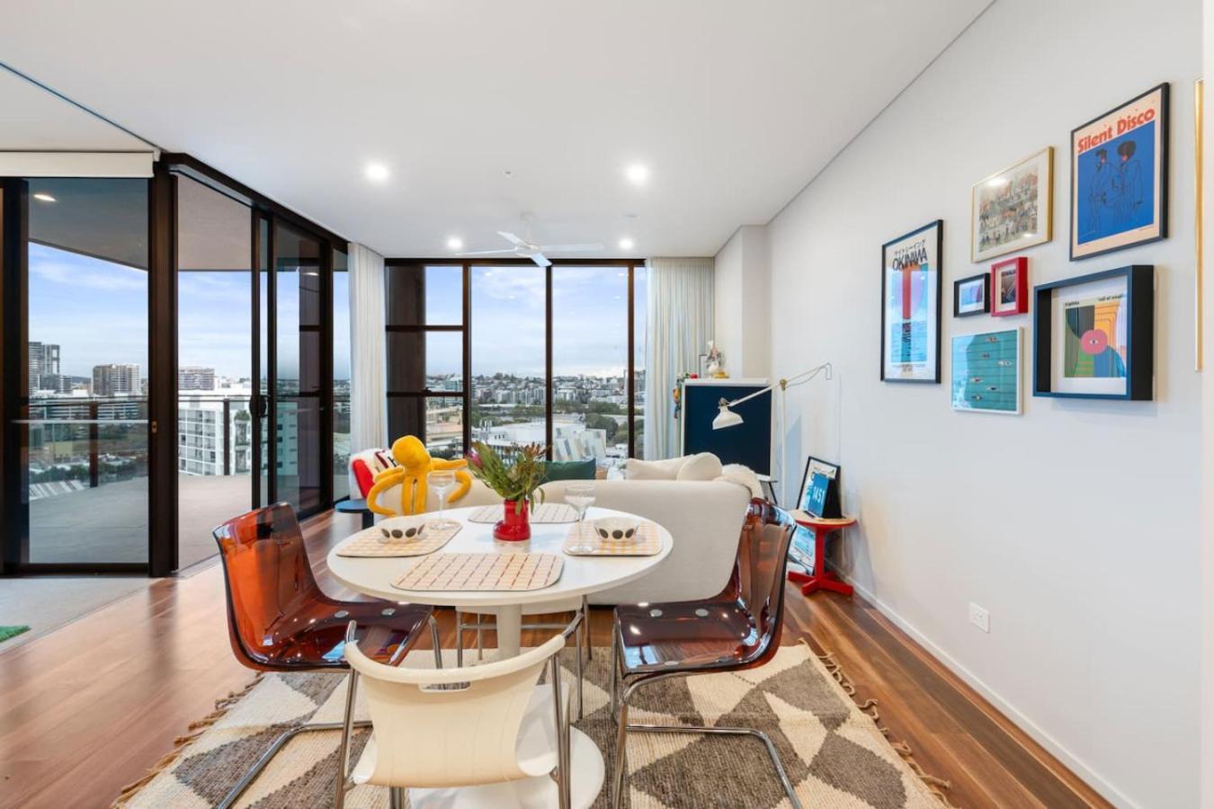 Stylish Twin Q Beds Sleep 4 Budget Friendly Apartment *