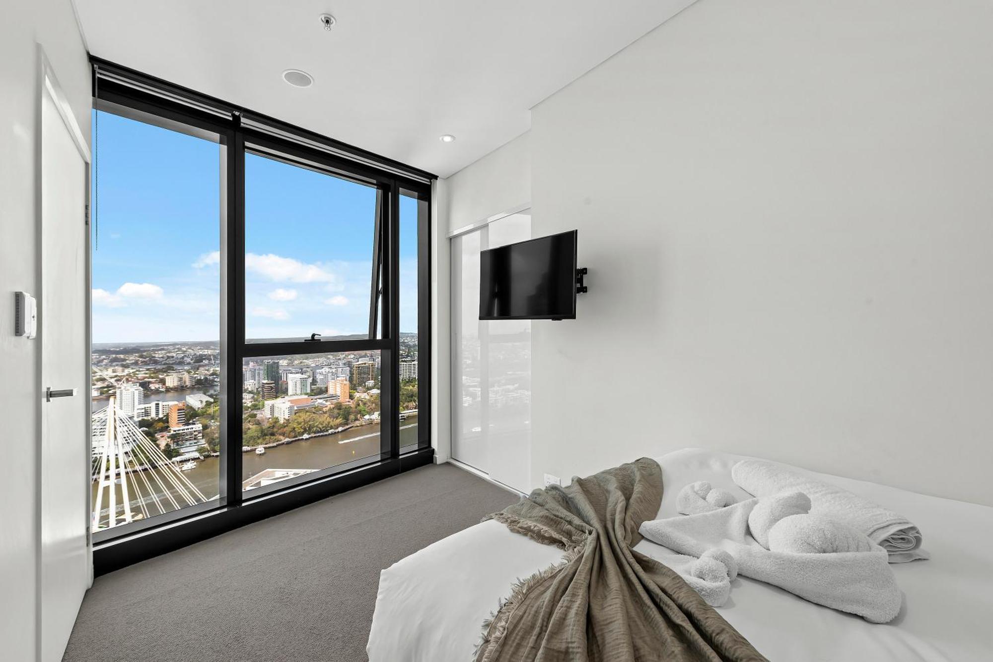 Sky - Cbd 2br With Stunning Views, Pool And Gym Apartment